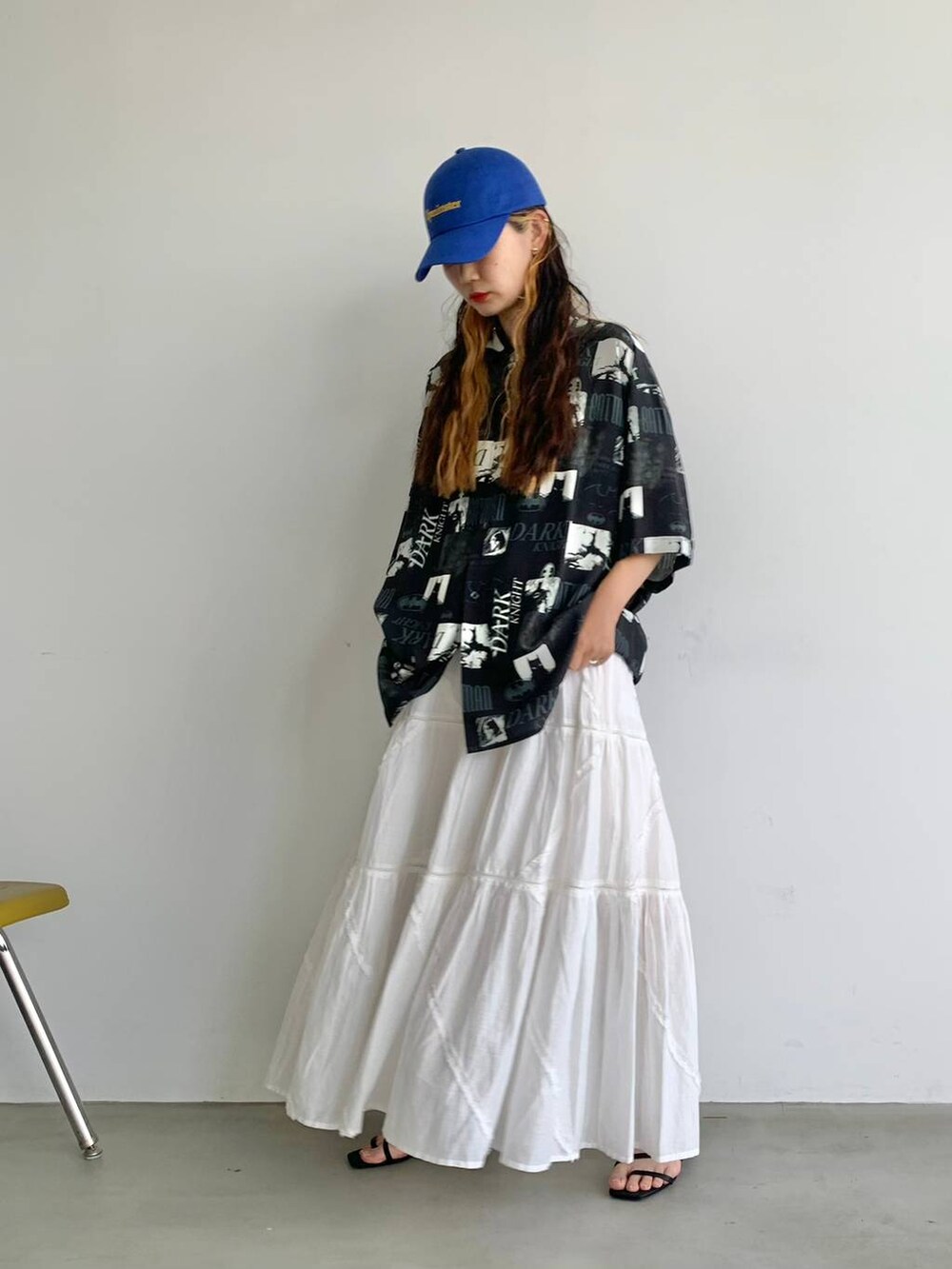 ブラック系のサンダル、ブラック系のシャツ/ブラウス、ホワイト系のスカートを着用したレディースの夏コーディネートの2枚目の写真