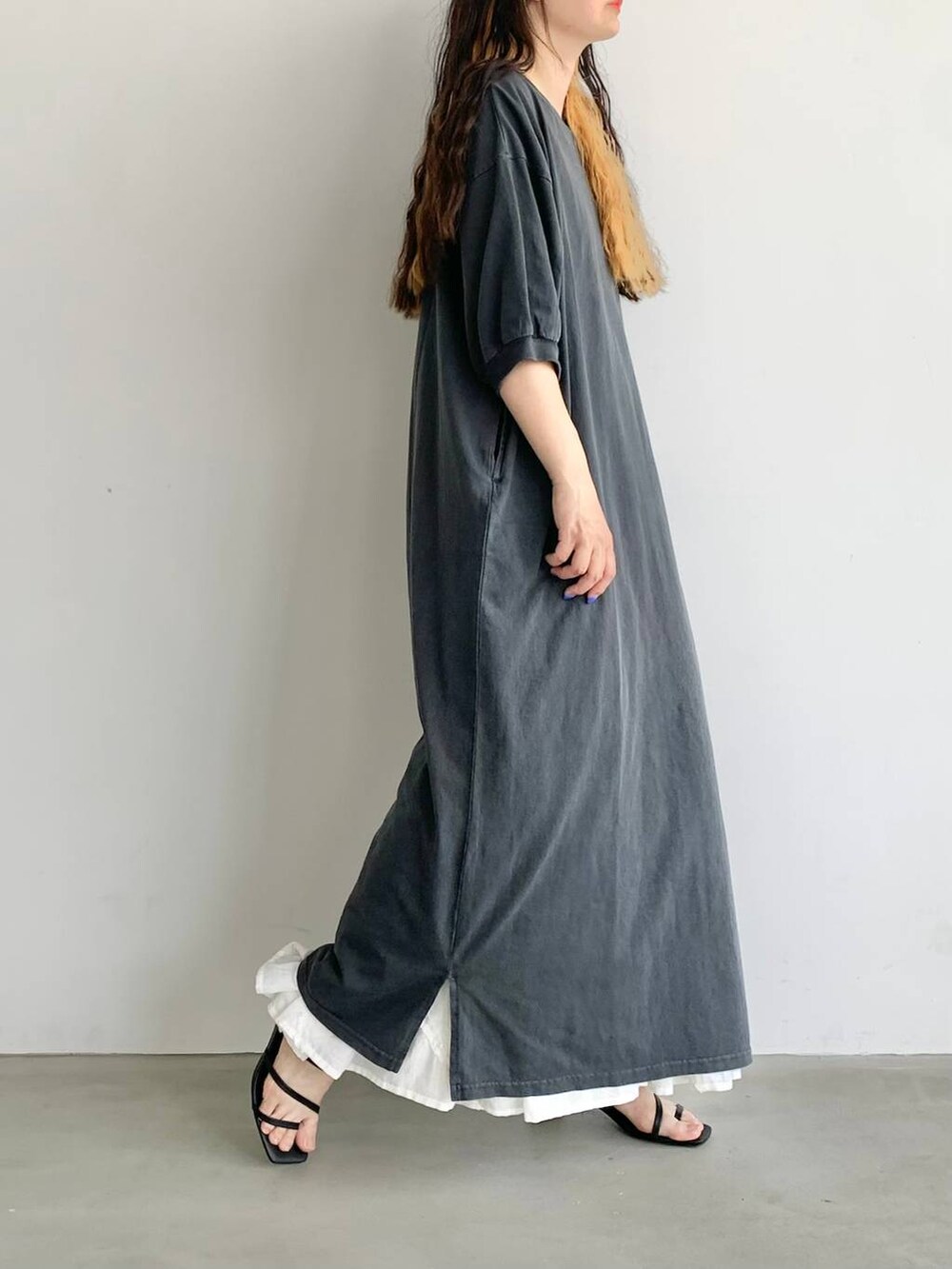 ブラック系のサンダル、ホワイト系のスカート、ブルー系のワンピースを着用したレディースの夏コーディネートの3枚目の写真