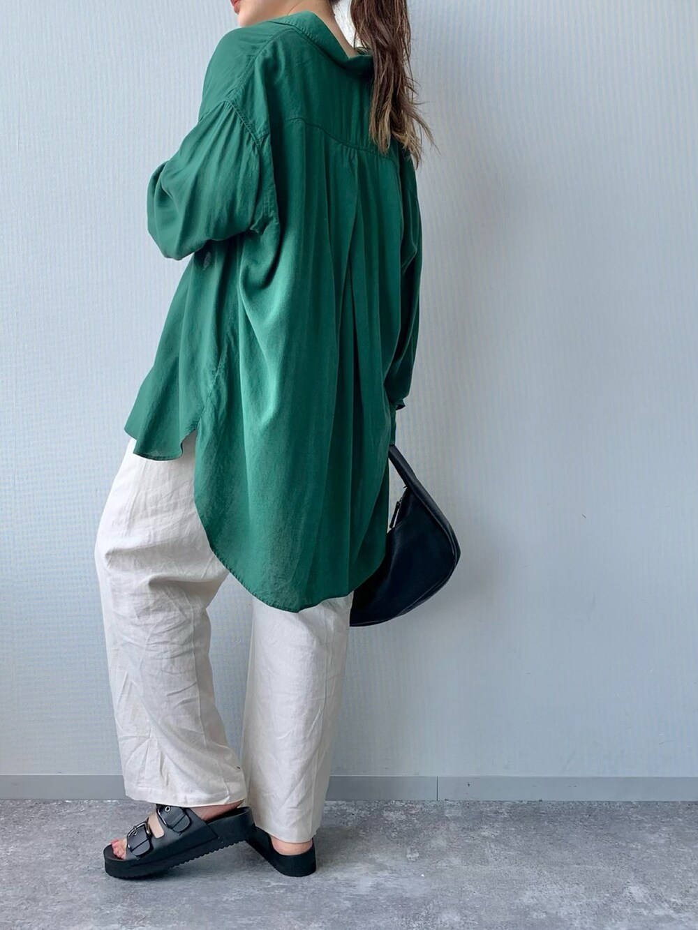 ブラック系のサンダル、ホワイト系のショルダーバッグ、グリーン系のトップスを着用したレディースの夏コーディネートの5枚目の写真