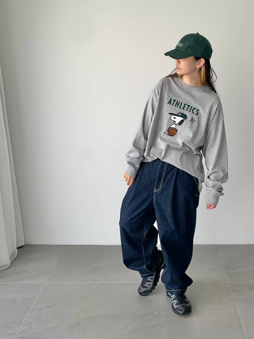 ブルー系のデニムパンツ、グレー系のTシャツ/カットソー、グリーン系のキャップを着用したレディースの夏コーディネートの3枚目の写真