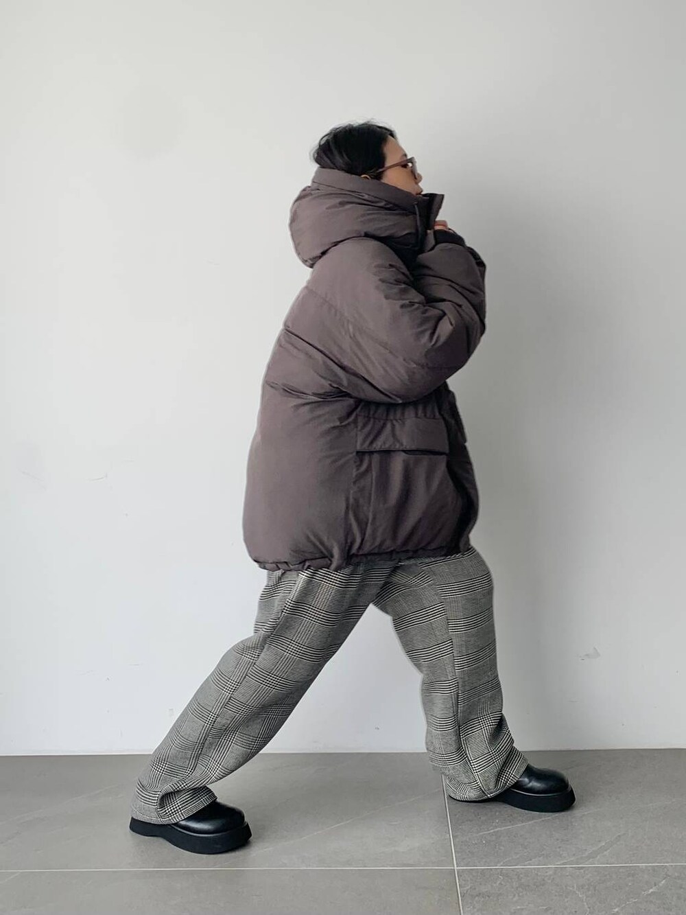 その他のその他パンツ、ブラック系のサンダル、グレー系のダウンジャケット/コートを着用したレディースの夏コーディネートの4枚目の写真