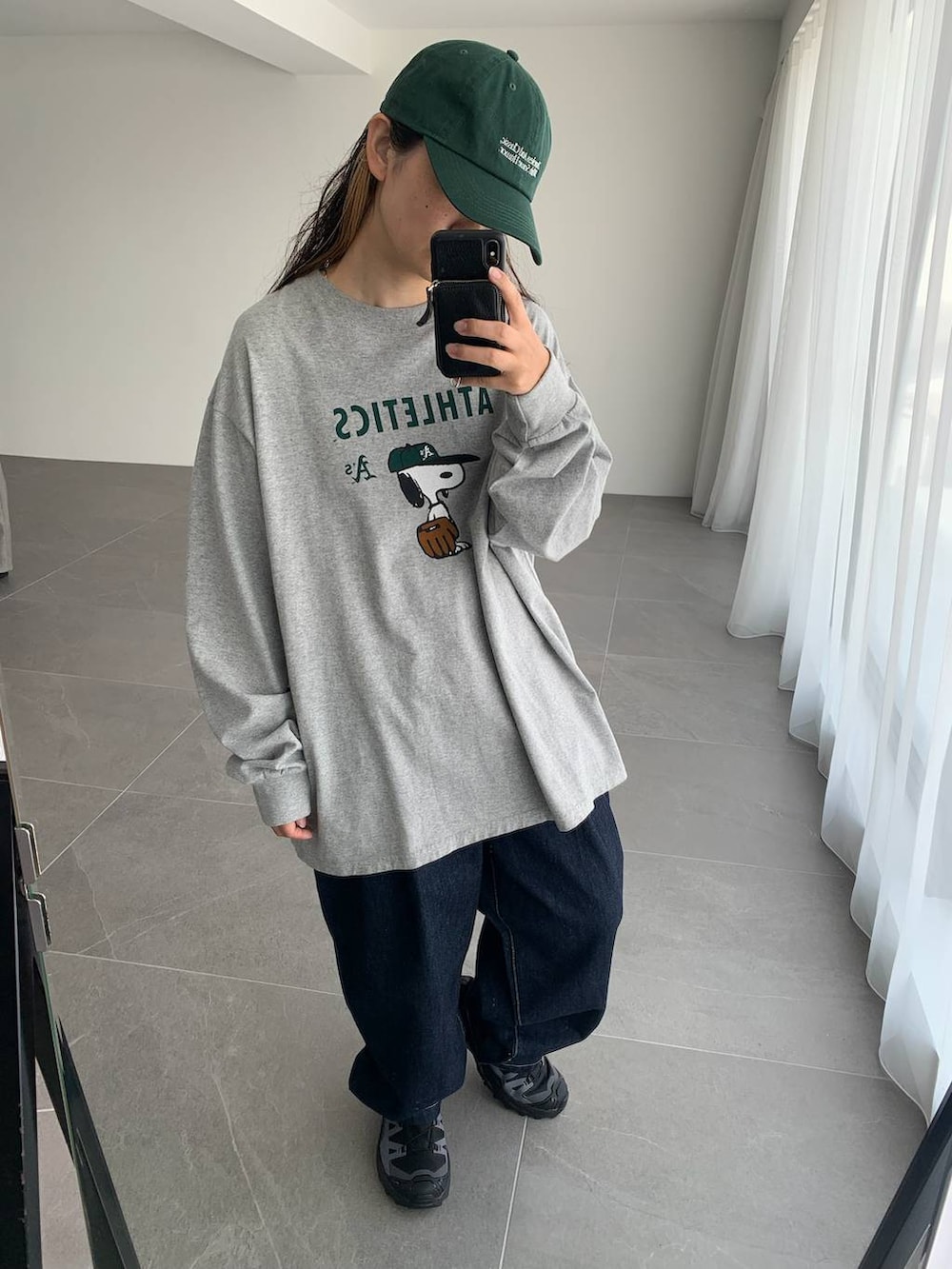 ブルー系のデニムパンツ、グレー系のTシャツ/カットソー、グリーン系のキャップを着用したレディースの夏コーディネートの4枚目の写真