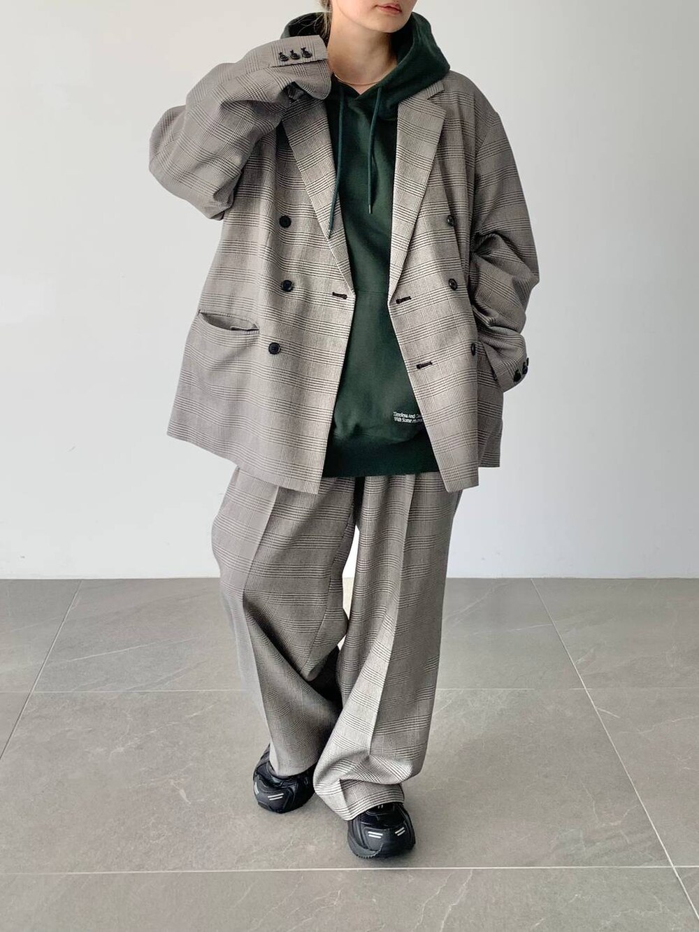 その他のその他パンツ、その他のテーラードジャケット、グリーン系のスウェットを着用したレディースの夏コーディネートの3枚目の写真