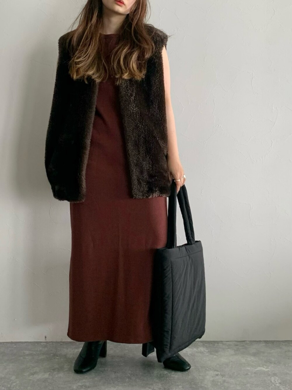 ブラウン系のその他アウター、ブラウン系のワンピース、ブラック系のショルダーバッグを着用したレディースの夏コーディネートの4枚目の写真