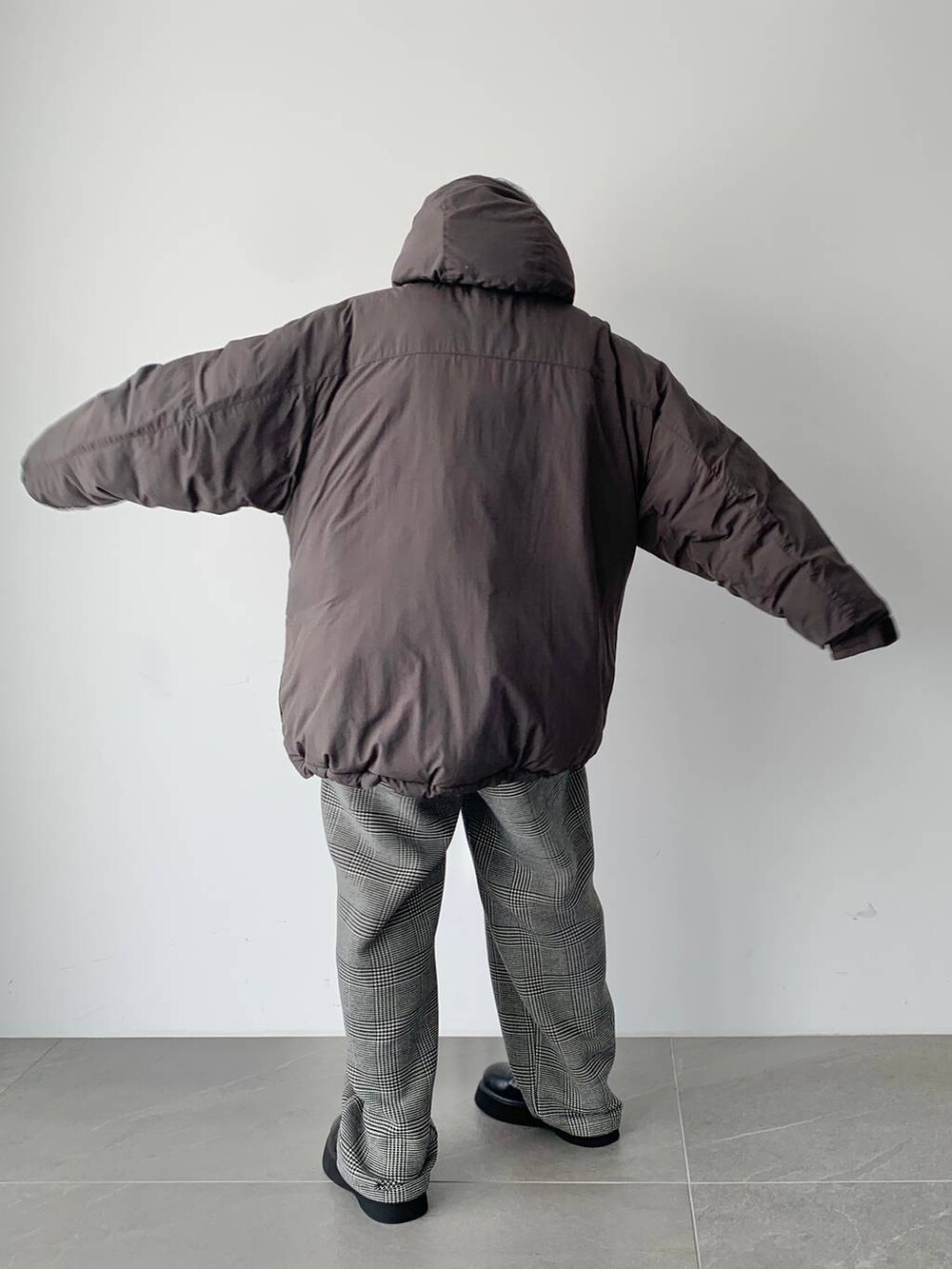 その他のその他パンツ、ブラック系のサンダル、グレー系のダウンジャケット/コートを着用したレディースの夏コーディネートの3枚目の写真