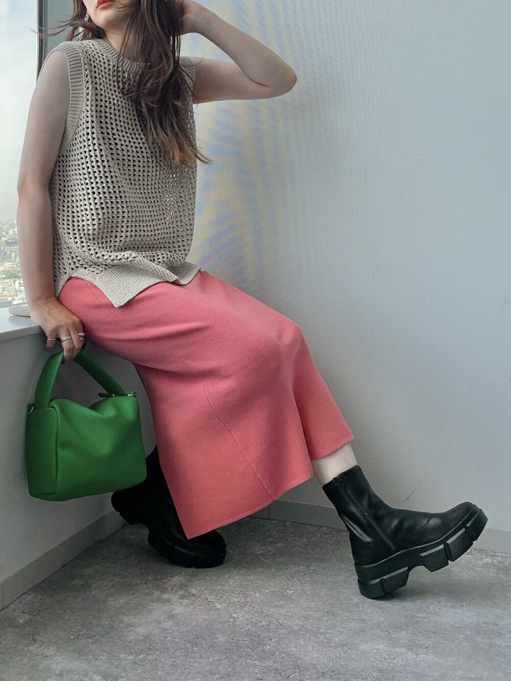 ブラック系のブーツ、グリーン系のショルダーバッグ、ホワイト系のTシャツ/カットソーを着用したレディースの夏コーディネートの4枚目の写真