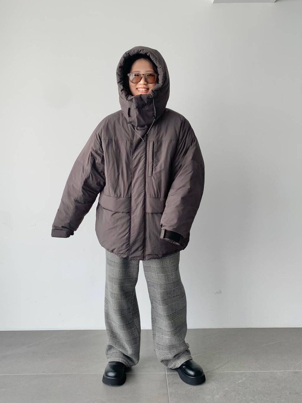 その他のその他パンツ、ブラック系のサンダル、グレー系のダウンジャケット/コートを着用したレディースの夏コーディネートの5枚目の写真