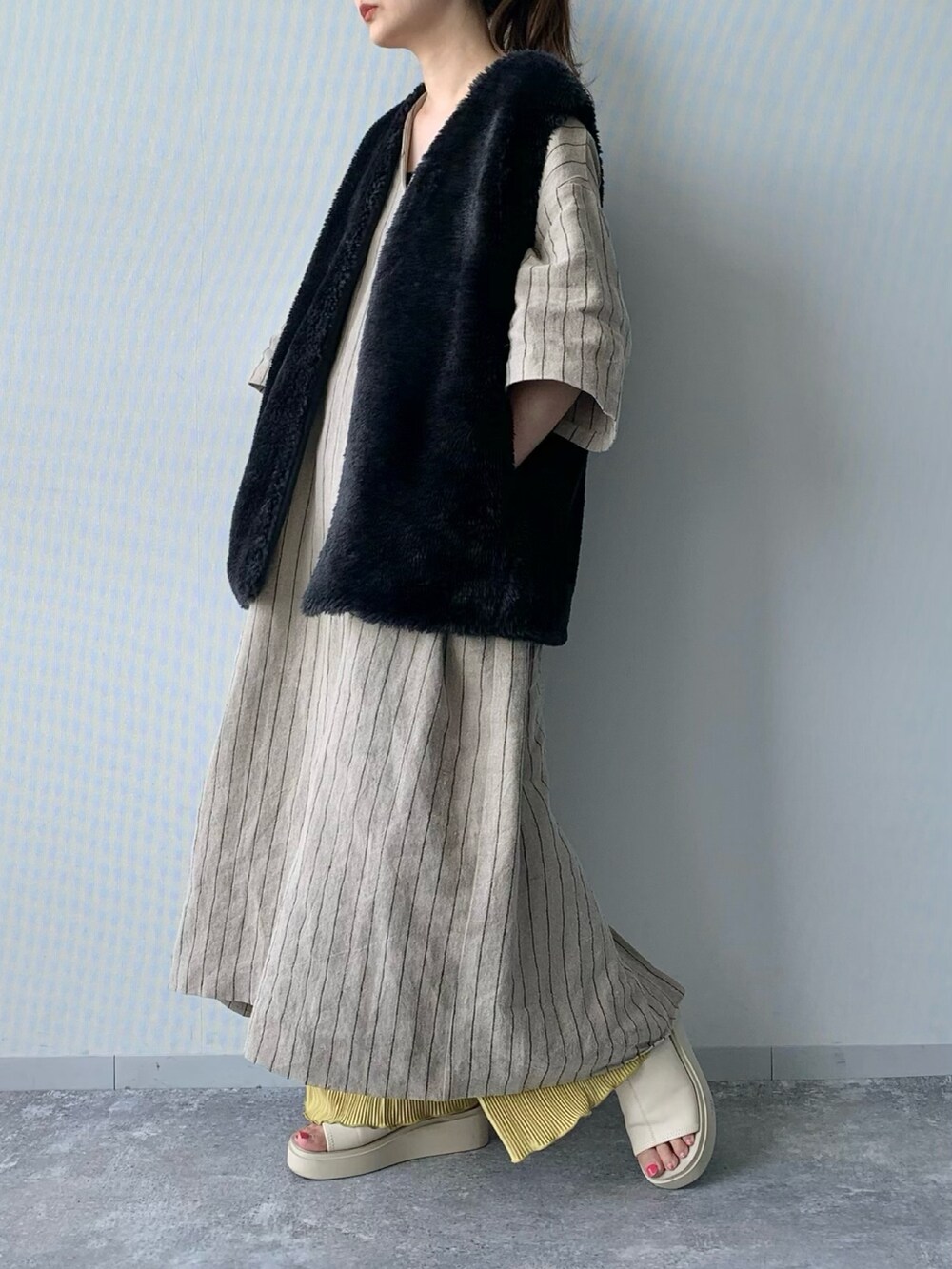 ブラウン系のその他アウター、ホワイト系のサンダルを着用したレディースの夏コーディネートの2枚目の写真