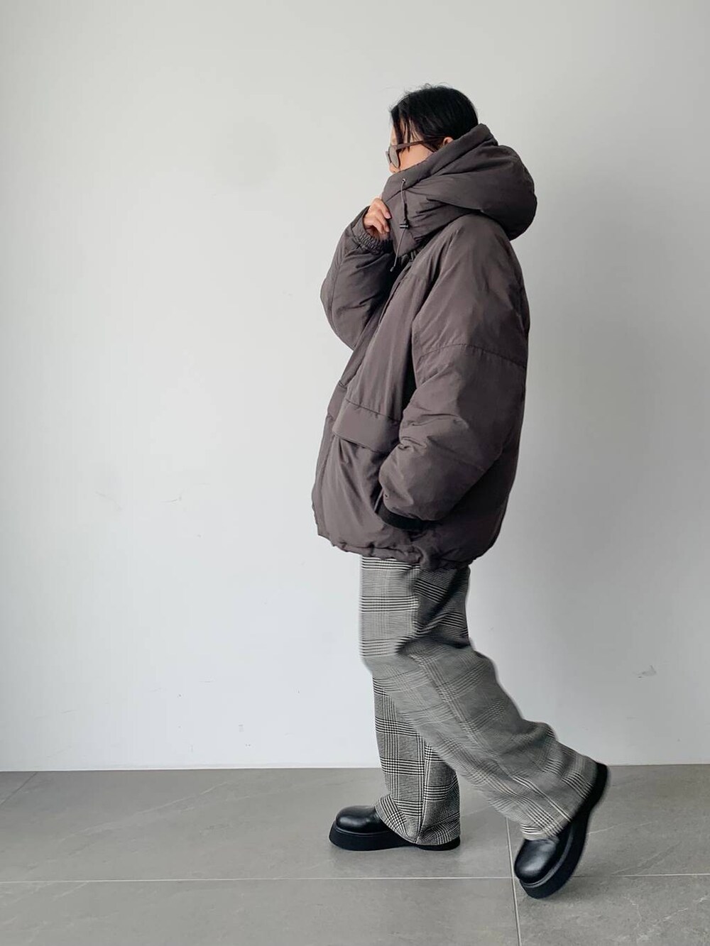 その他のその他パンツ、ブラック系のサンダル、グレー系のダウンジャケット/コートを着用したレディースの夏コーディネートの2枚目の写真