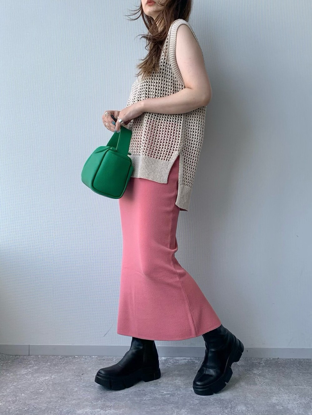 ブラック系のブーツ、グリーン系のショルダーバッグ、ホワイト系のTシャツ/カットソーを着用したレディースの夏コーディネートの2枚目の写真