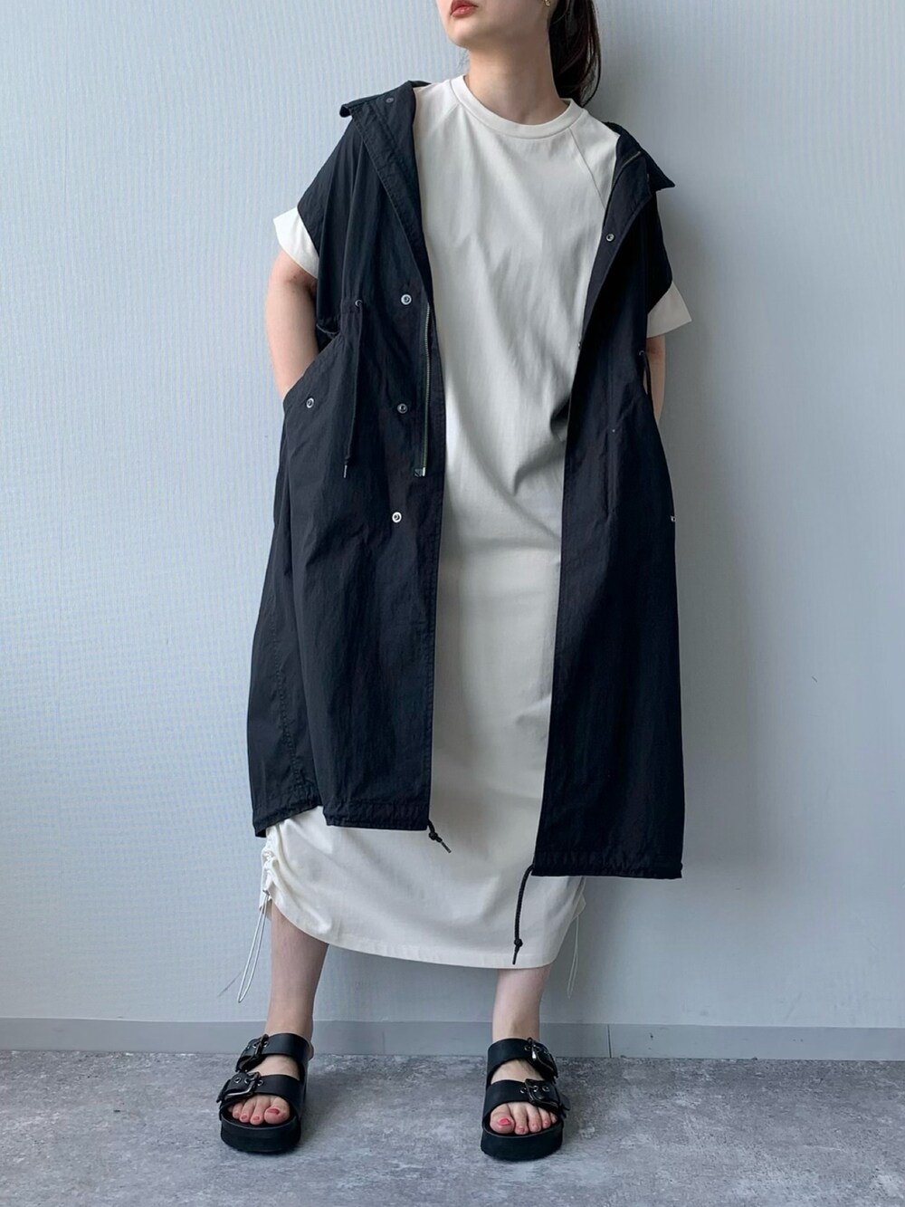 ブラック系のサンダル、ブラック系のジャケット/アウター、ブラック系のバッグを着用したレディースの夏コーディネートの4枚目の写真