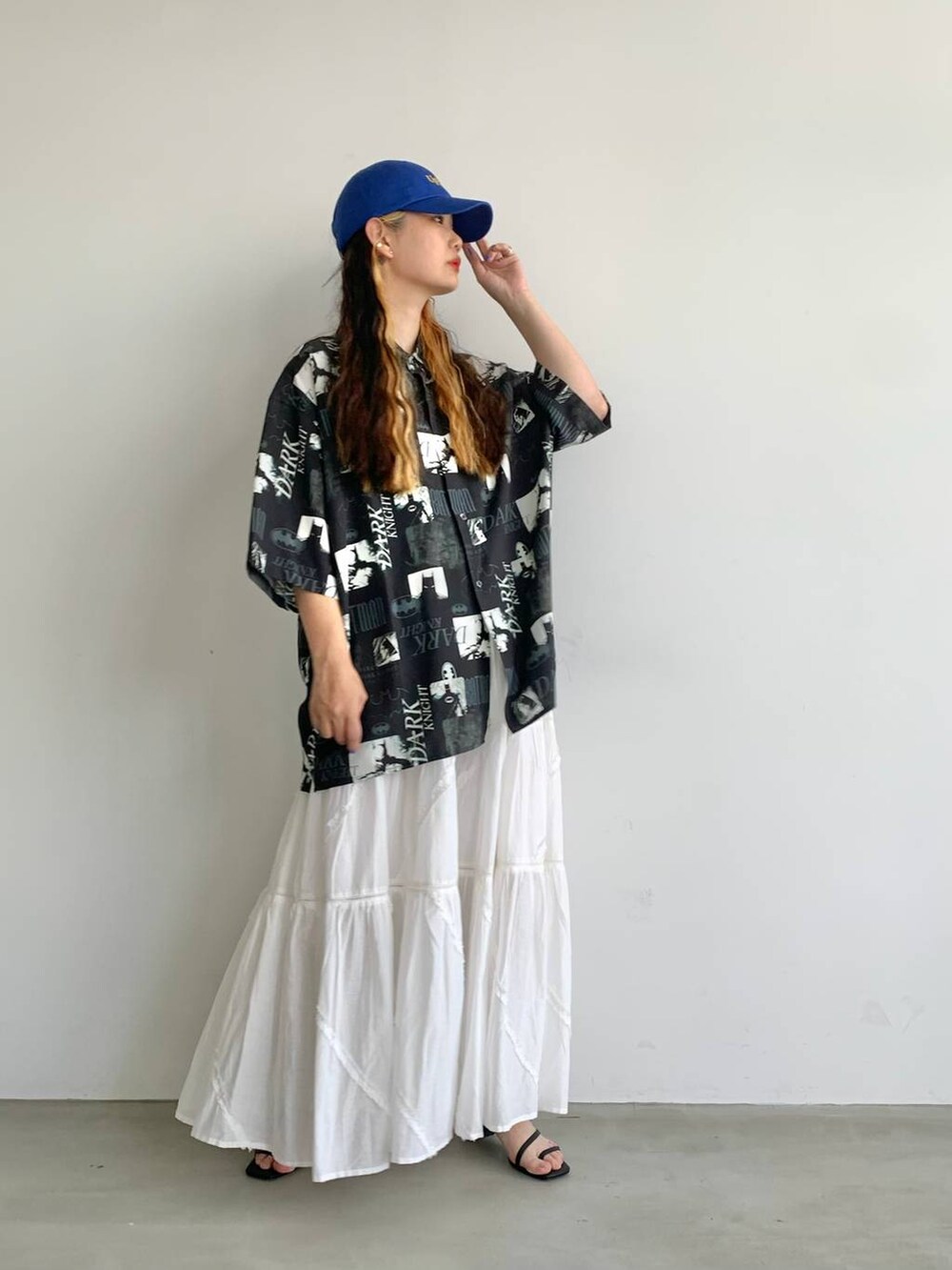 ブラック系のサンダル、ブラック系のシャツ/ブラウス、ホワイト系のスカートを着用したレディースの夏コーディネートの3枚目の写真