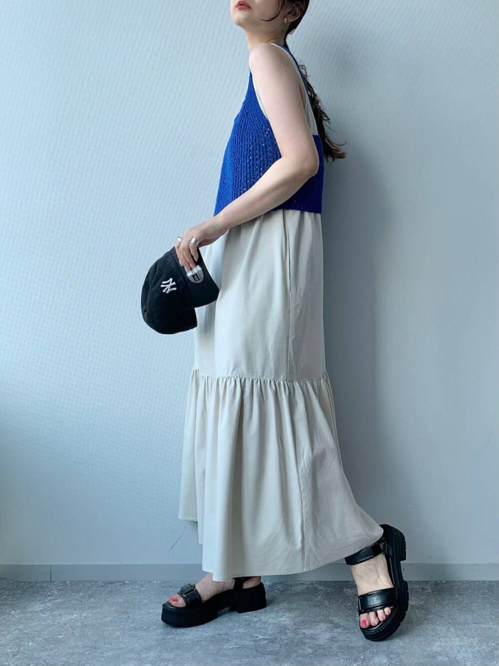 ホワイト系のワンピース/ドレス、ブルー系のベスト、ブラック系のサンダルを着用したレディースの夏コーディネートの2枚目の写真