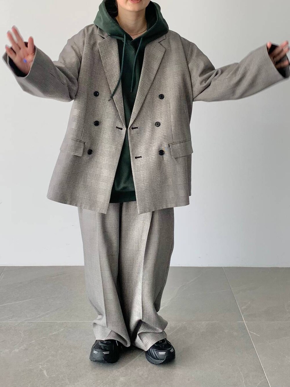 その他のその他パンツ、その他のテーラードジャケット、グリーン系のスウェットを着用したレディースの夏コーディネートの9枚目の写真