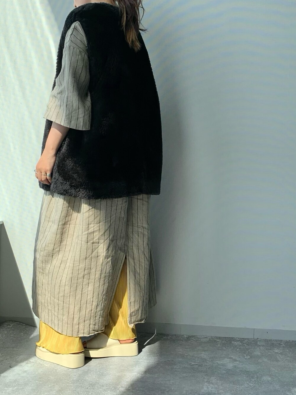 ブラウン系のその他アウター、ホワイト系のサンダルを着用したレディースの夏コーディネートの3枚目の写真