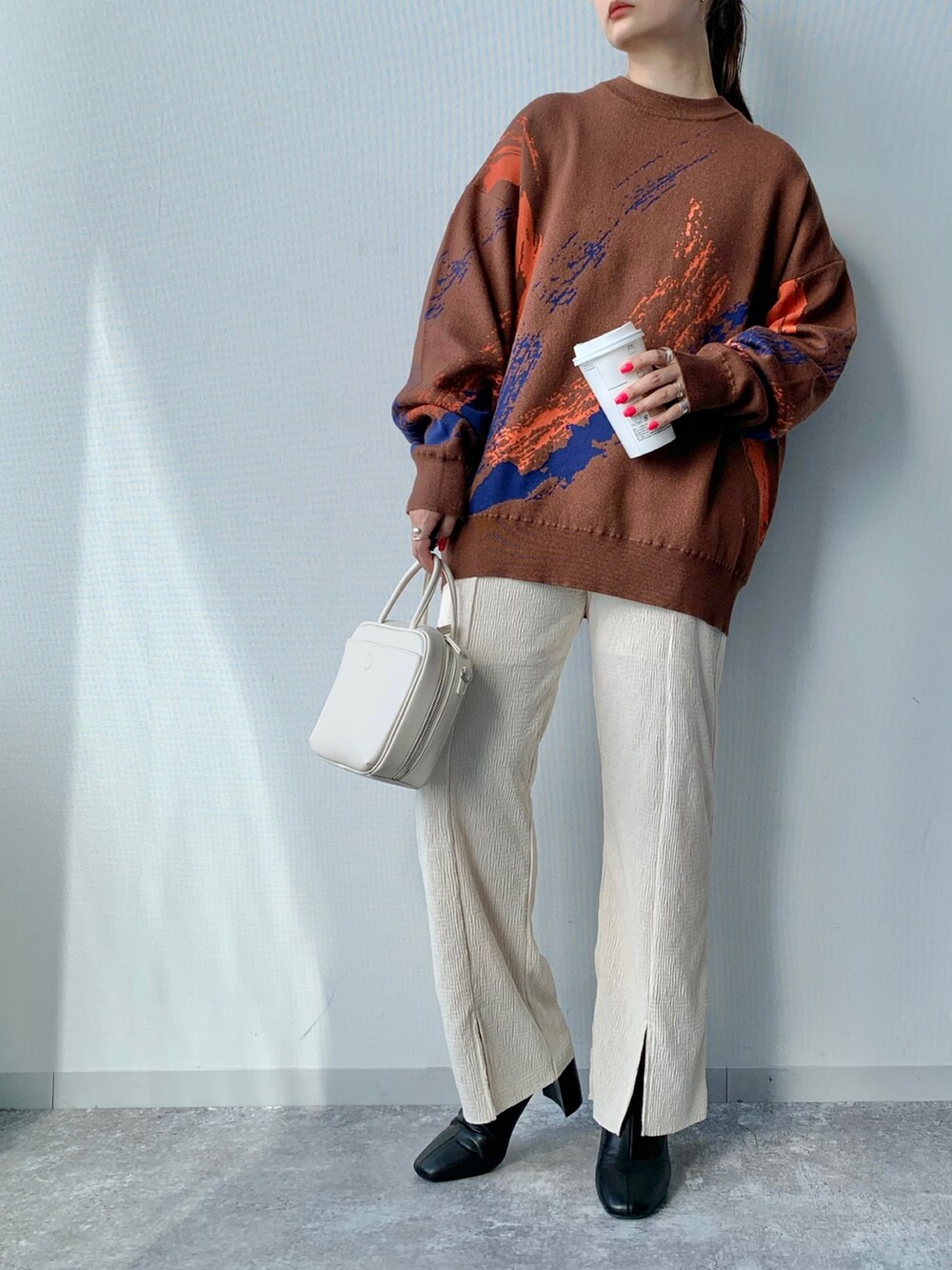 ブラック系のブーツ、ホワイト系のその他パンツ、ブラウン系のニット/セーターを着用したレディースの夏コーディネートの5枚目の写真