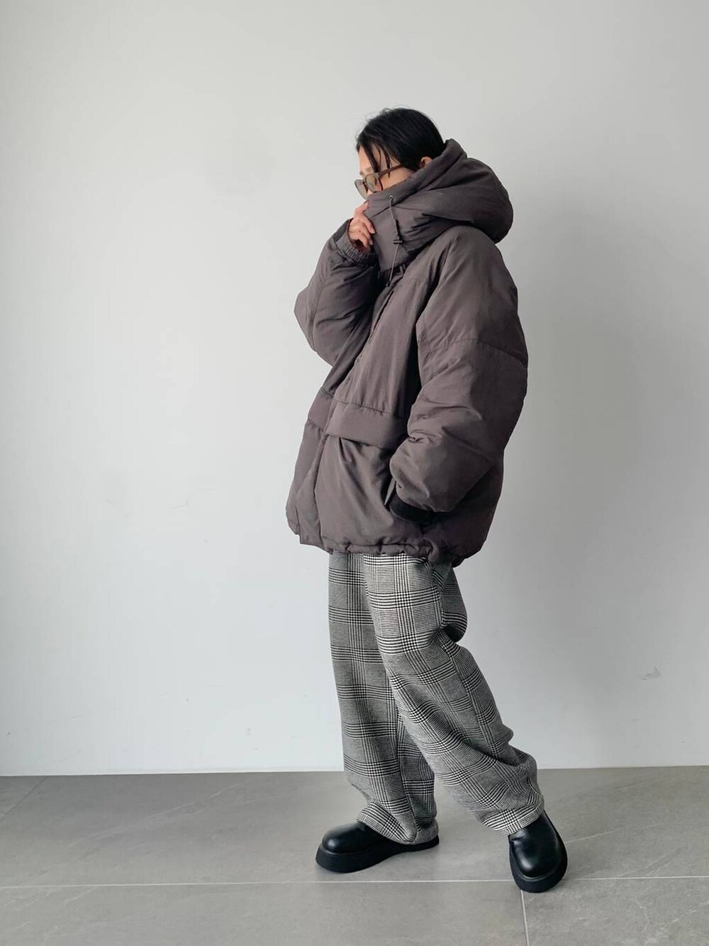 その他のその他パンツ、ブラック系のサンダル、グレー系のダウンジャケット/コートを着用したレディースの夏コーディネートの7枚目の写真