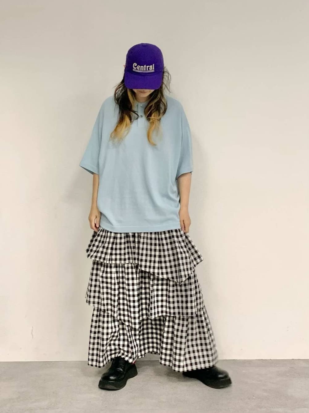 ブラック系のサンダル、ブルー系のTシャツ/カットソーを着用したレディースの春コーディネートの5枚目の写真
