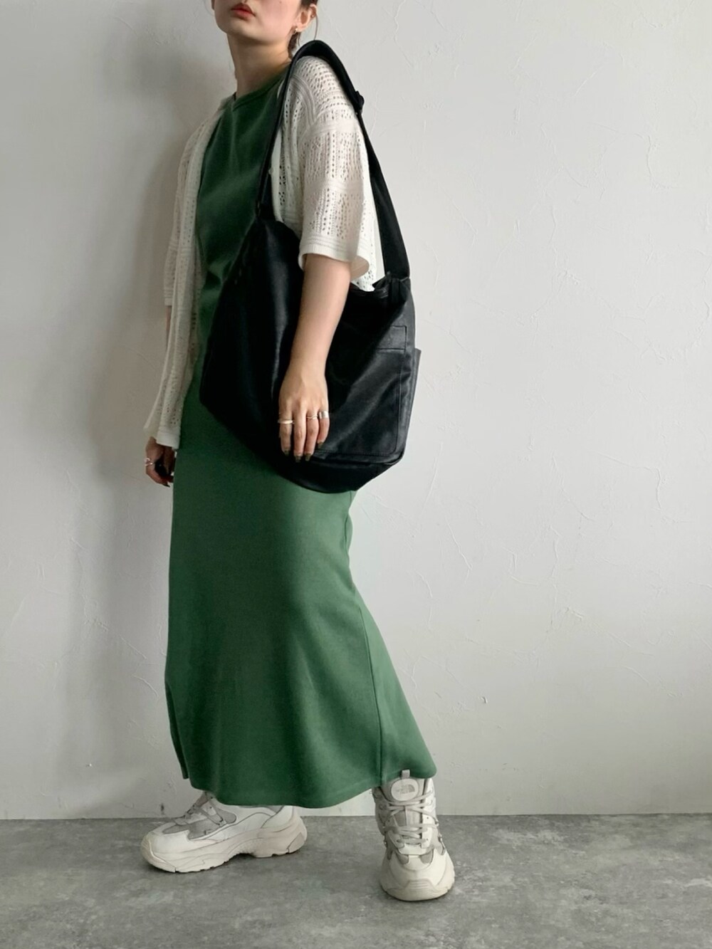 ホワイト系のカーディガン/ボレロ、グリーン系のワンピースを着用したレディースの夏コーディネートの3枚目の写真