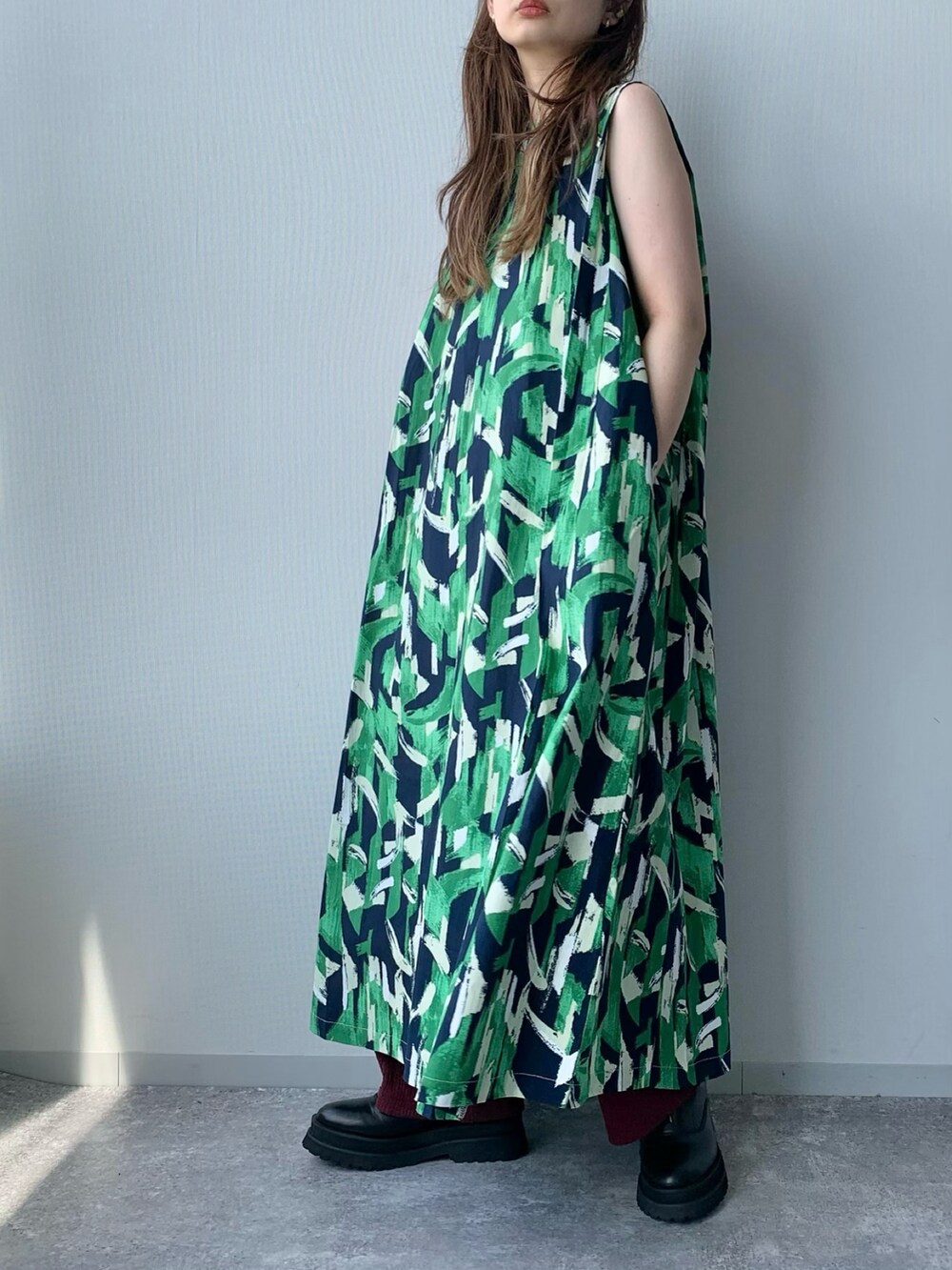 ブルー系のワンピース、レッド系のその他パンツ、ブラック系のブーツを着用したレディースの夏コーディネートの2枚目の写真