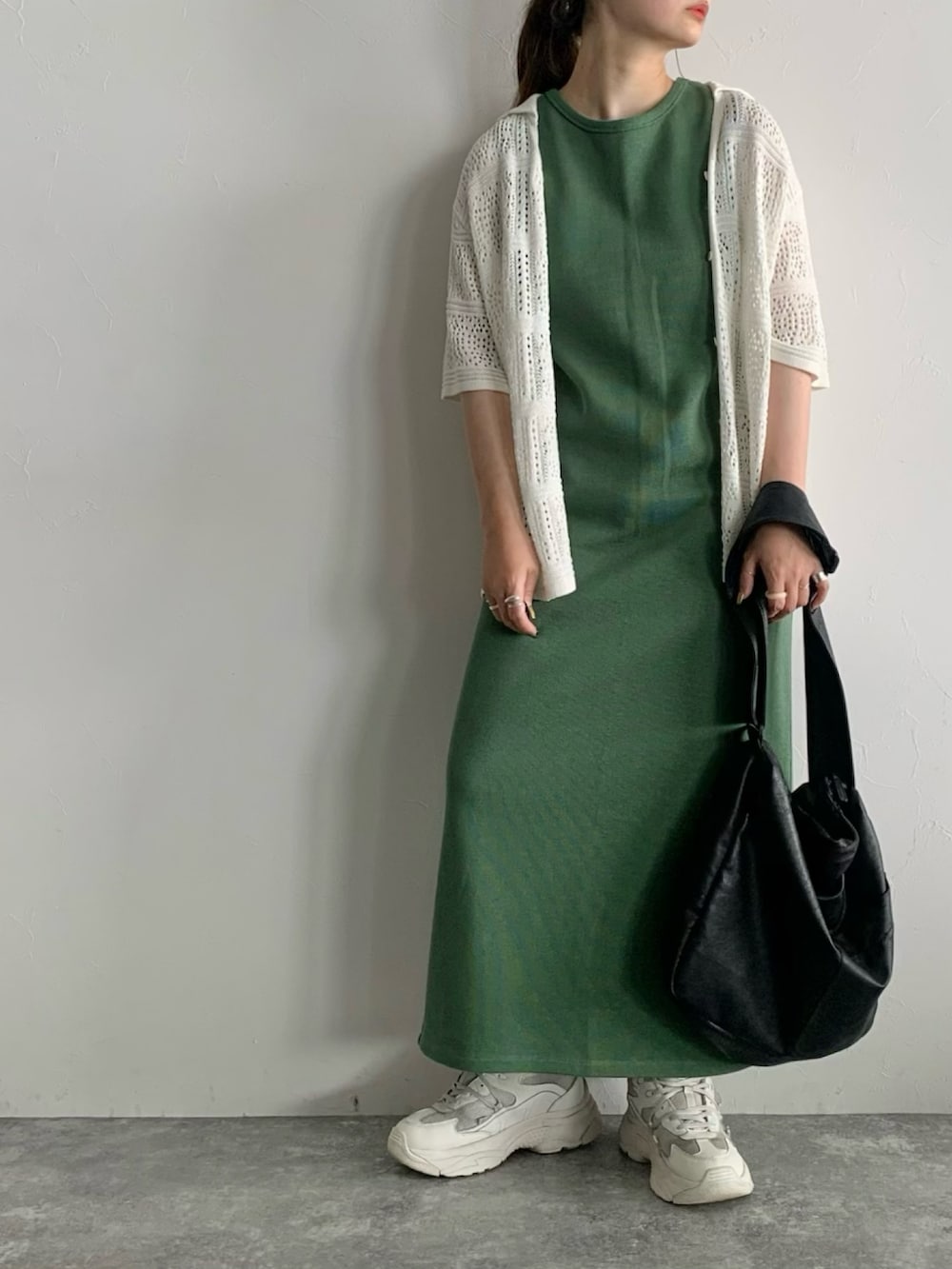 ホワイト系のカーディガン/ボレロ、グリーン系のワンピースを着用したレディースの夏コーディネートの4枚目の写真