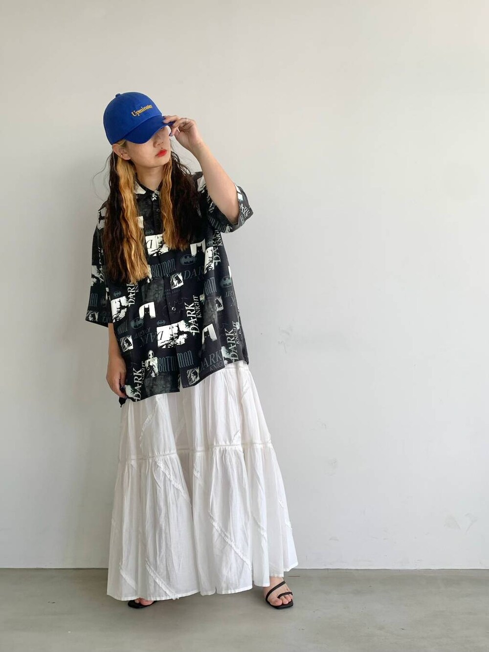 ブラック系のサンダル、ブラック系のシャツ/ブラウス、ホワイト系のスカートを着用したレディースの夏コーディネートの4枚目の写真