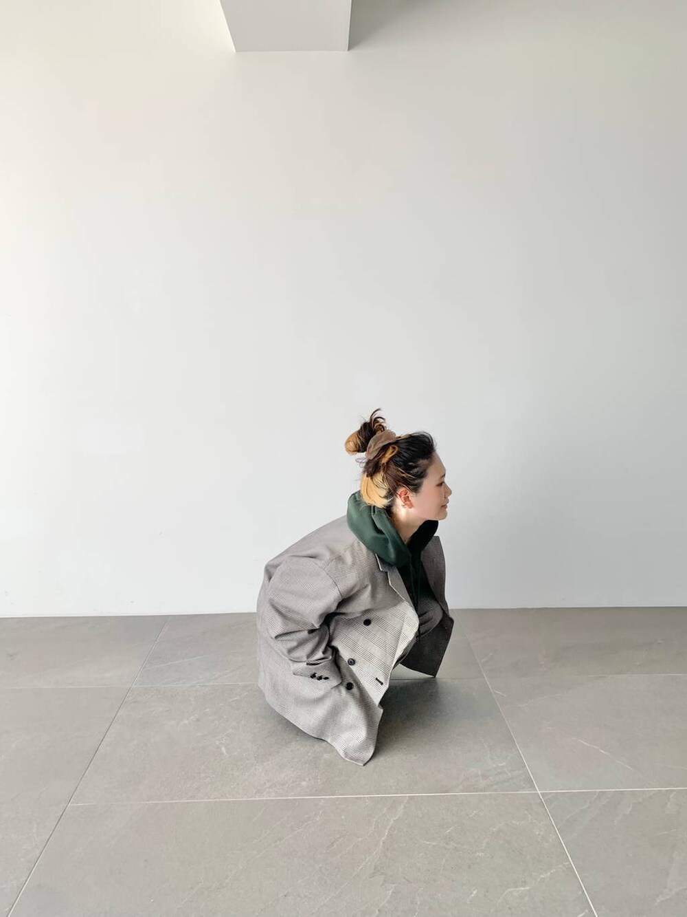 その他のその他パンツ、その他のテーラードジャケット、グリーン系のスウェットを着用したレディースの夏コーディネートの8枚目の写真