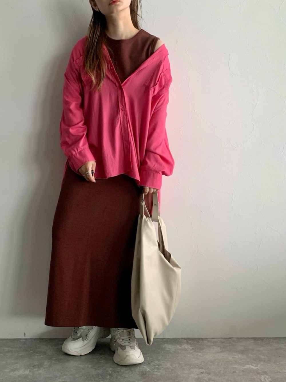 ブラウン系のワンピース、ホワイト系のショルダーバッグを着用したレディースの夏コーディネートの2枚目の写真