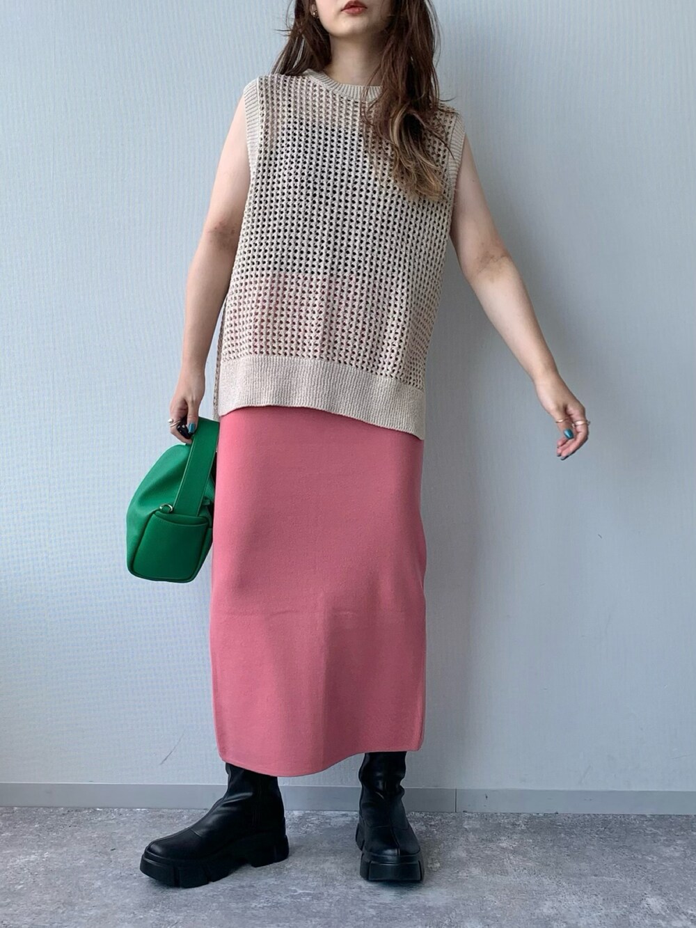 ブラック系のブーツ、グリーン系のショルダーバッグ、ホワイト系のTシャツ/カットソーを着用したレディースの夏コーディネートの5枚目の写真