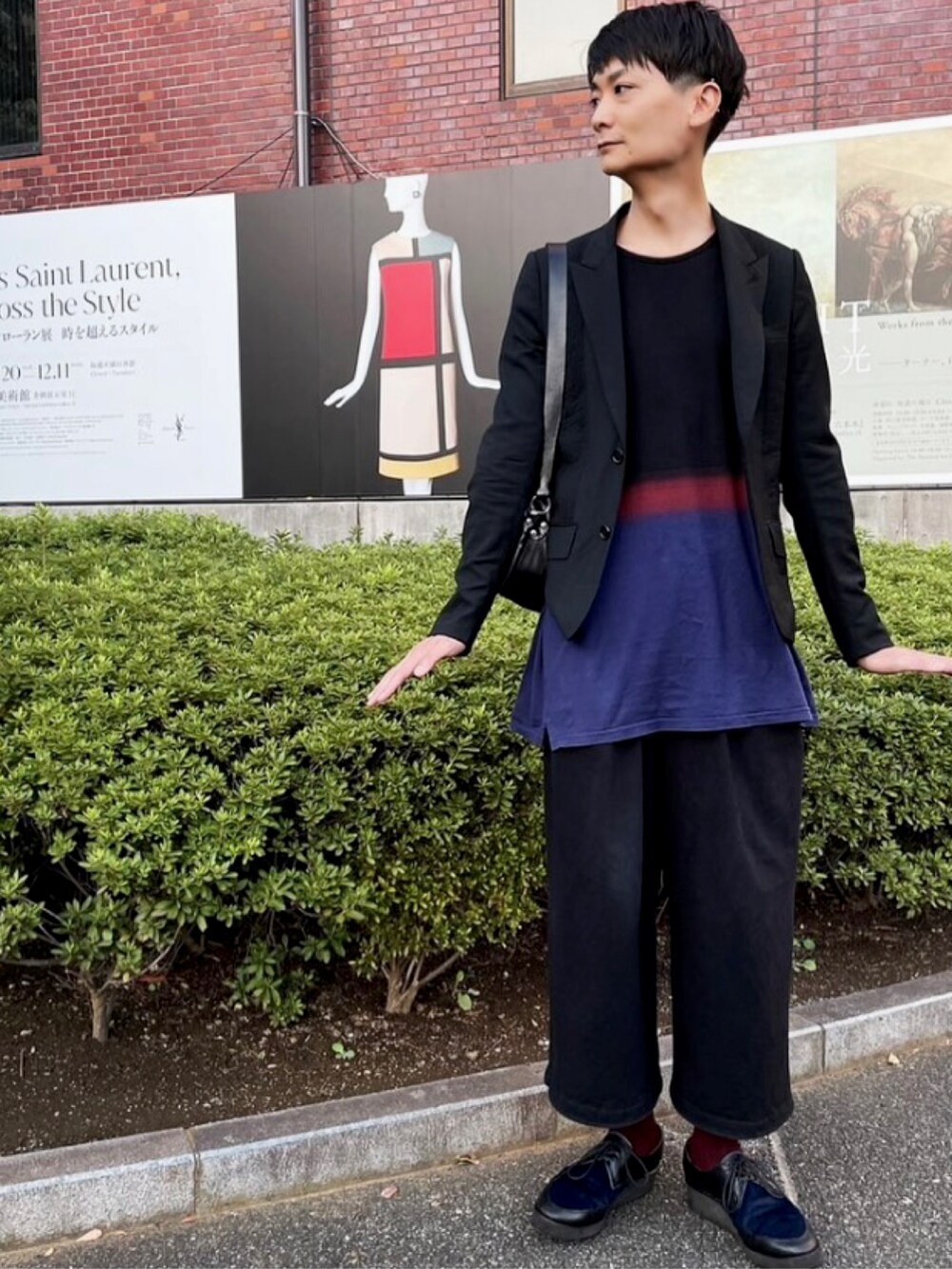 「Dior、Dior HOMME、ディオール、ディオールオム、エディスリマン、hedi slimane、アート、絵画、LAD MUSICIAN、ラッドミュージシャン、厚底シューズ、ジャケットスタイル、ワイドパンツ、アートTシャツ、アート鑑賞」｜「Dior hommeのアイテム（テーラードジャケット、ブラック系）」を使った、俊一 さん（メンズ・178cm）の秋コーディネートの2枚目の写真
