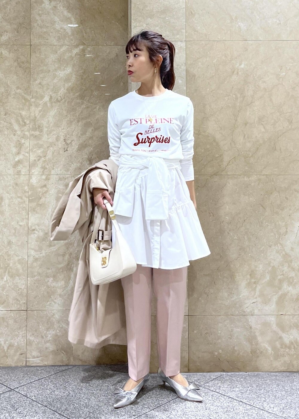 ホワイト系のハンドバッグ、シルバー系のパンプス、ホワイト系のシャツ/ブラウスを着用したレディースの冬コーディネートの6枚目の写真