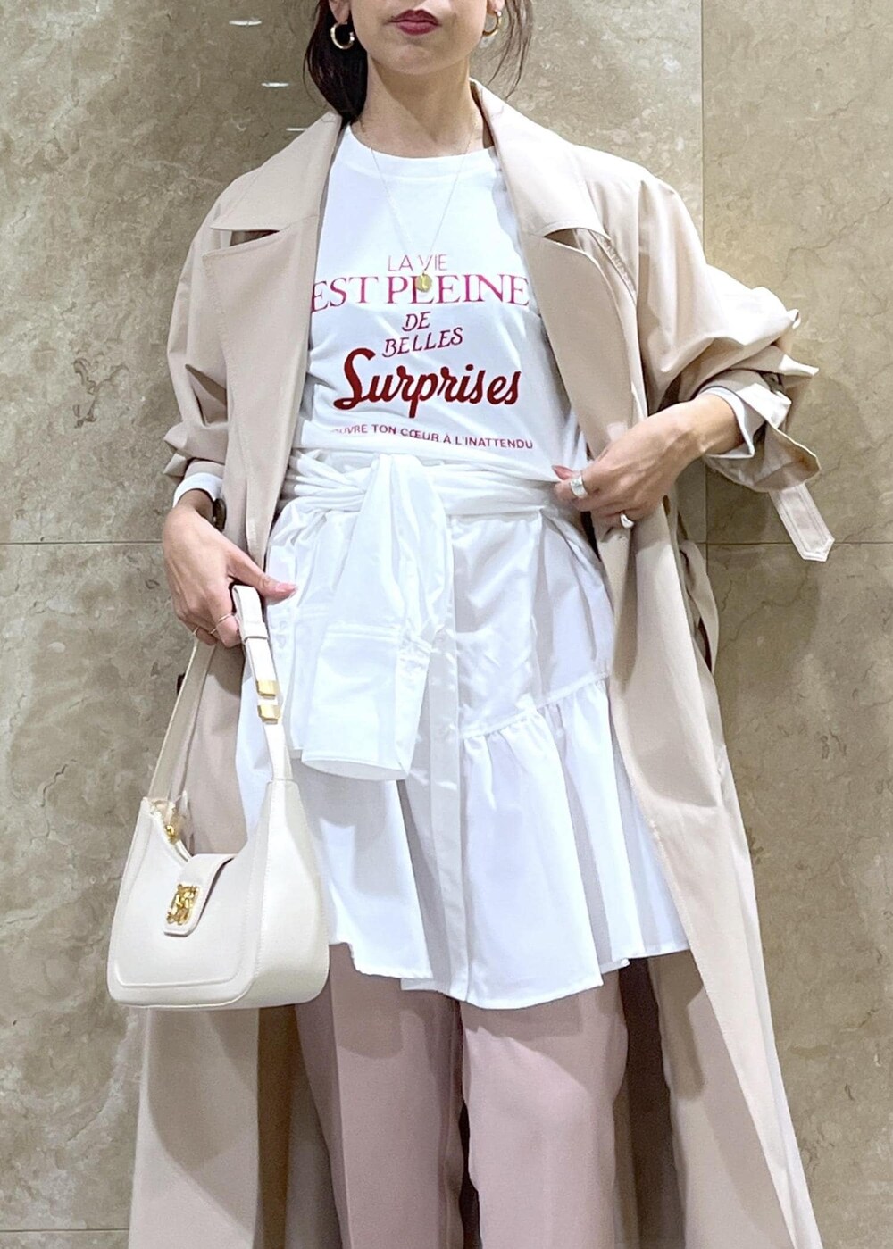 ホワイト系のハンドバッグ、シルバー系のパンプス、ホワイト系のシャツ/ブラウスを着用したレディースの冬コーディネートの4枚目の写真