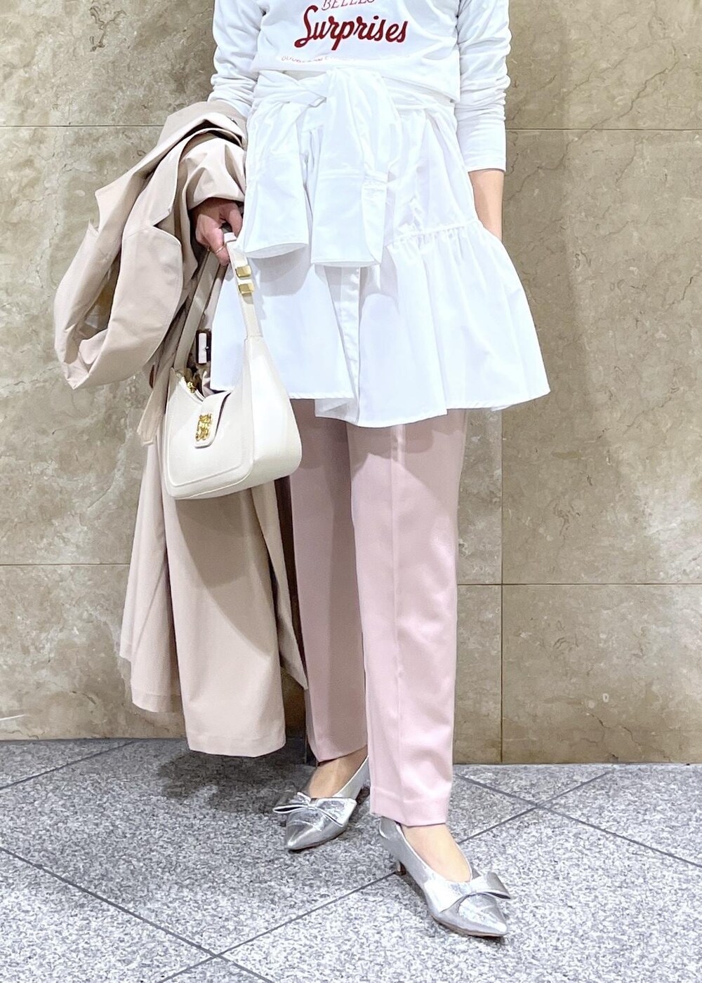 ホワイト系のハンドバッグ、シルバー系のパンプス、ホワイト系のシャツ/ブラウスを着用したレディースの冬コーディネートの10枚目の写真