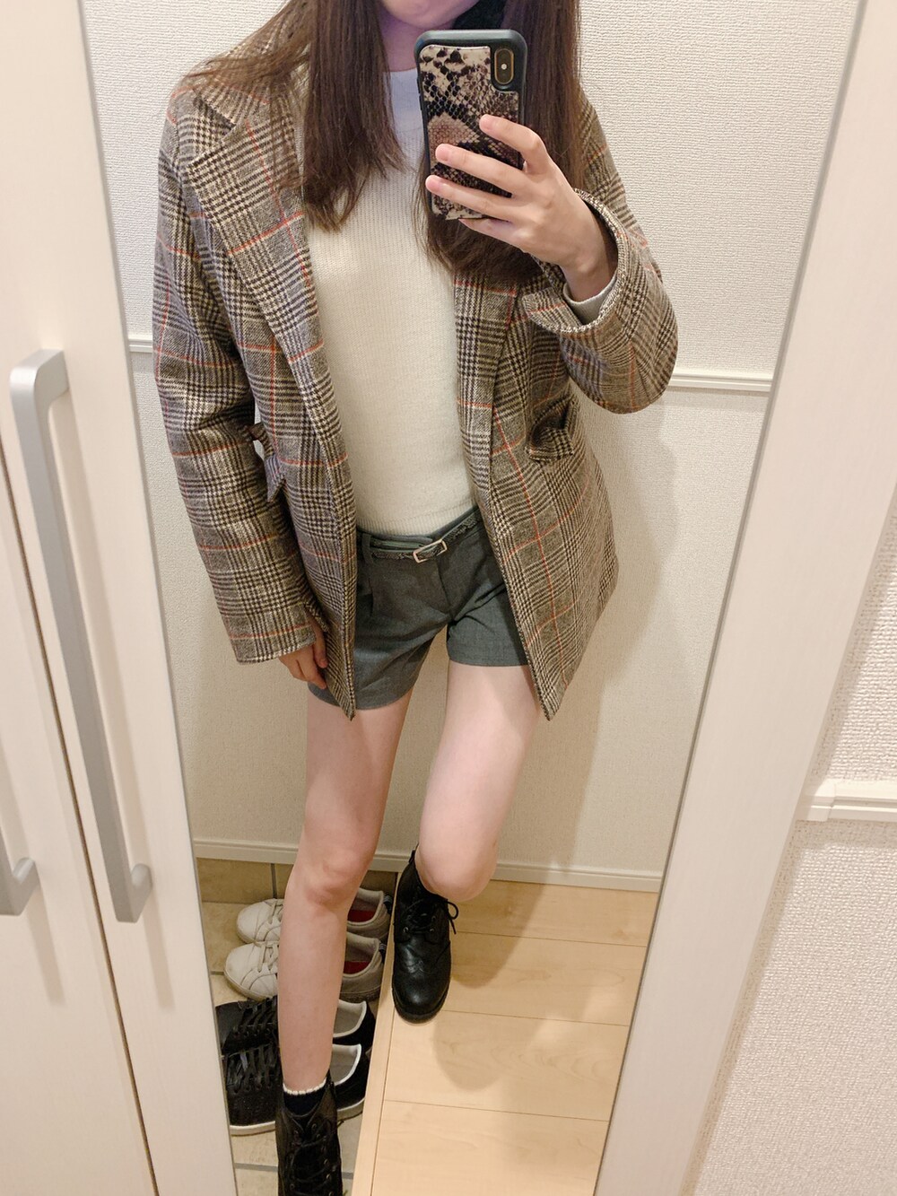 ブラック系のブーツ、ブラウン系のテーラードジャケットを着用したレディースの春コーディネートの2枚目の写真