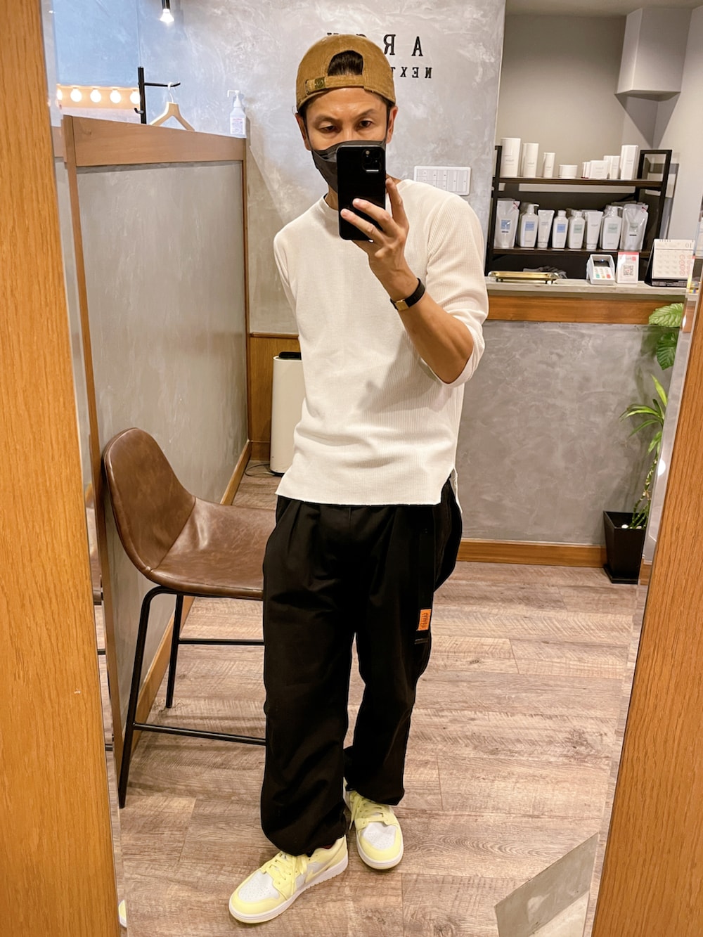 ブルー系のパンツ、イエロー系のスニーカー、グレー系のMA-1を着用したメンズの秋コーディネートの3枚目の写真