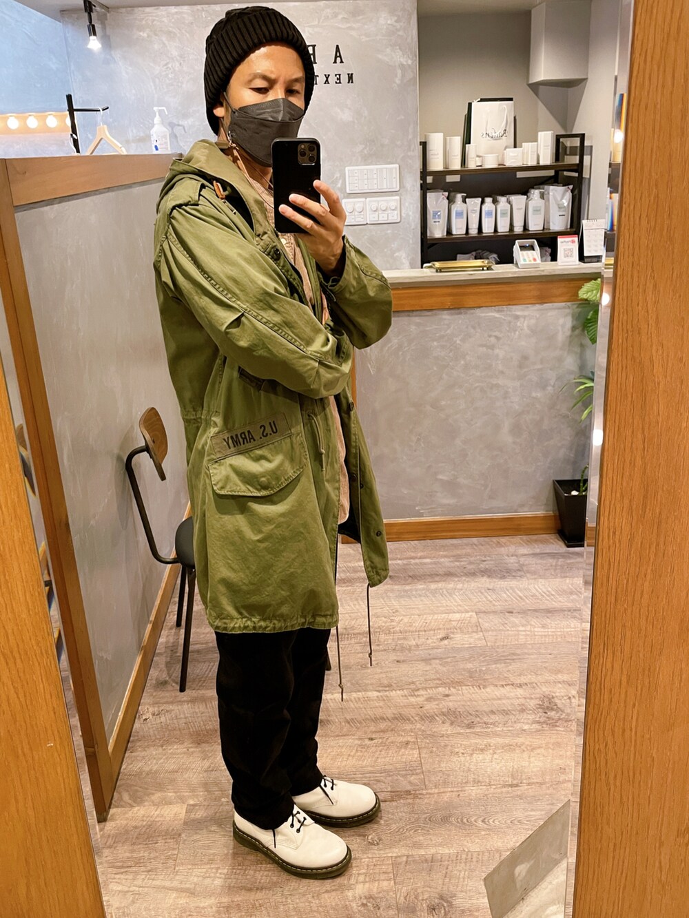 ブラック系のその他パンツ、ホワイト系のブーツ、ブラウン系のトップスを着用したメンズの秋コーディネートの2枚目の写真