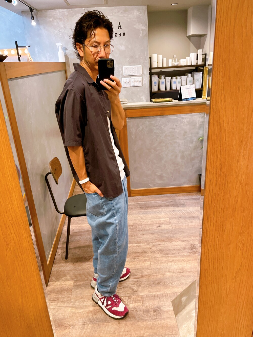 グレー系のシャツ/ブラウス、ブルー系のデニムパンツ、パープル系のスニーカーを着用したメンズの秋コーディネートの2枚目の写真