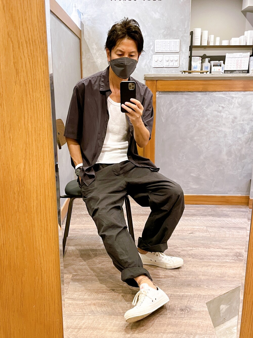 ホワイト系のスニーカー、グレー系のその他パンツ、グレー系のシャツ/ブラウスを着用したメンズの秋コーディネートの3枚目の写真