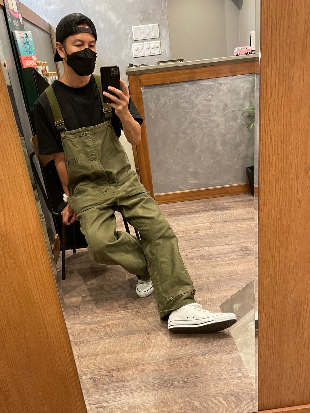 ブラック系のTシャツ/カットソー、グリーン系のサロペット/オーバーオール、ホワイト系のスニーカーを着用したメンズの夏コーディネートの2枚目の写真