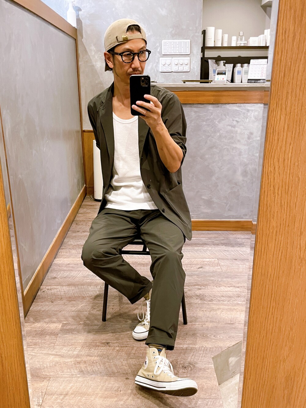 ベージュ系のスニーカー、グレー系のスラックス、グレー系のテーラードジャケットを着用したメンズの秋コーディネートの2枚目の写真