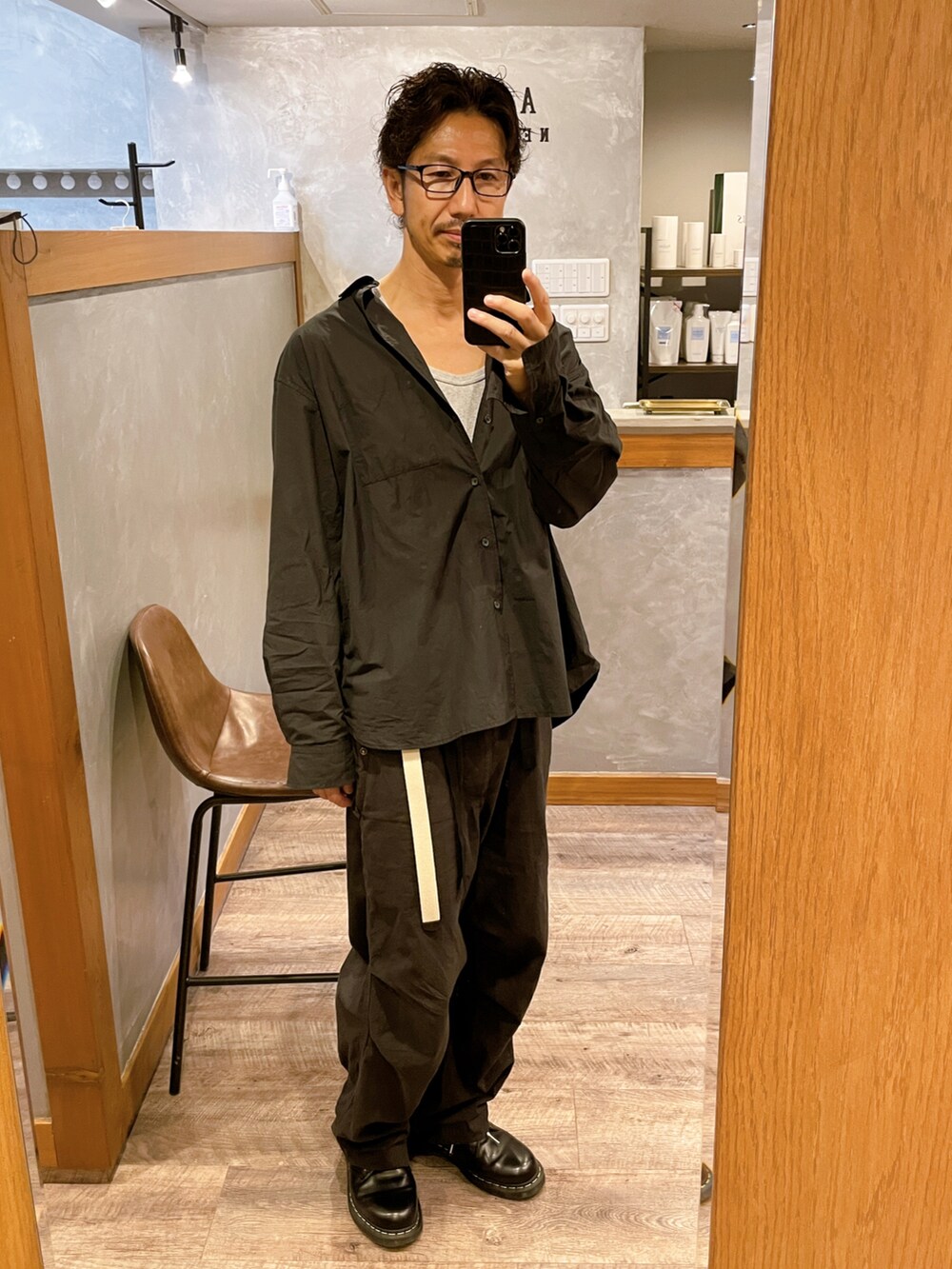 グリーン系のモッズコート、ブラック系のシャツ/ブラウス、グレー系のその他パンツを着用したメンズの秋コーディネートの3枚目の写真