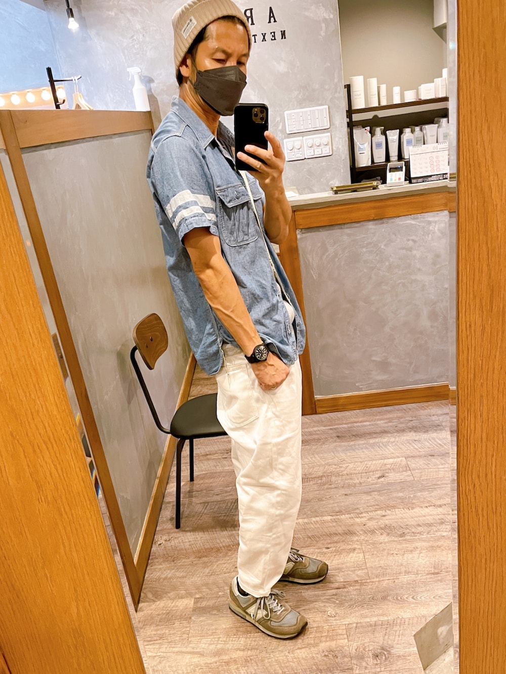 ブルー系のスニーカー、ベージュ系のデニムパンツ、ブルー系のシャツ/ブラウスを着用したメンズの秋コーディネートの2枚目の写真