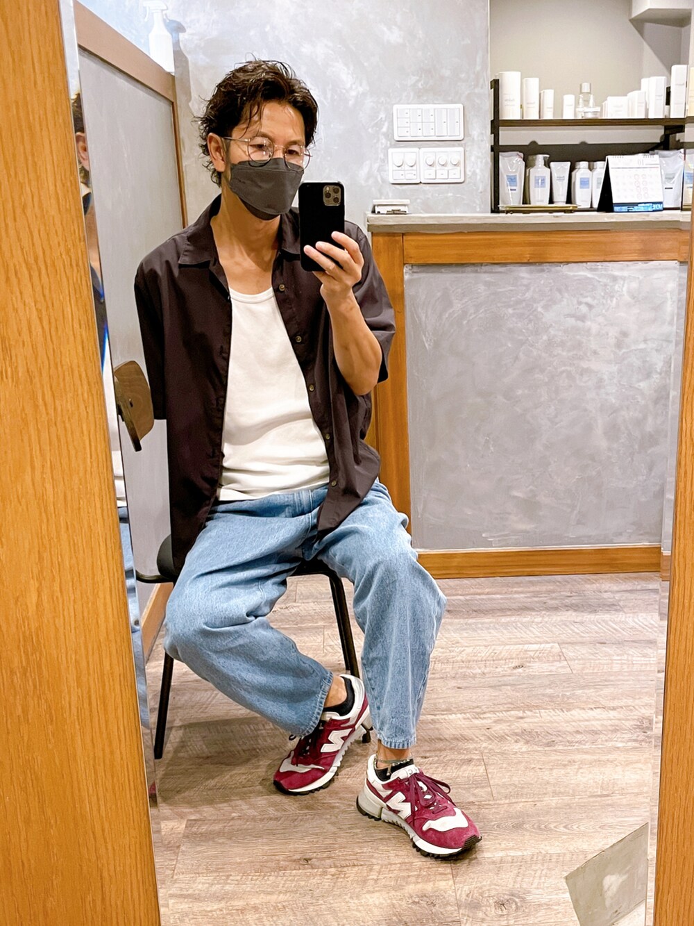 グレー系のシャツ/ブラウス、ブルー系のデニムパンツ、パープル系のスニーカーを着用したメンズの秋コーディネートの3枚目の写真