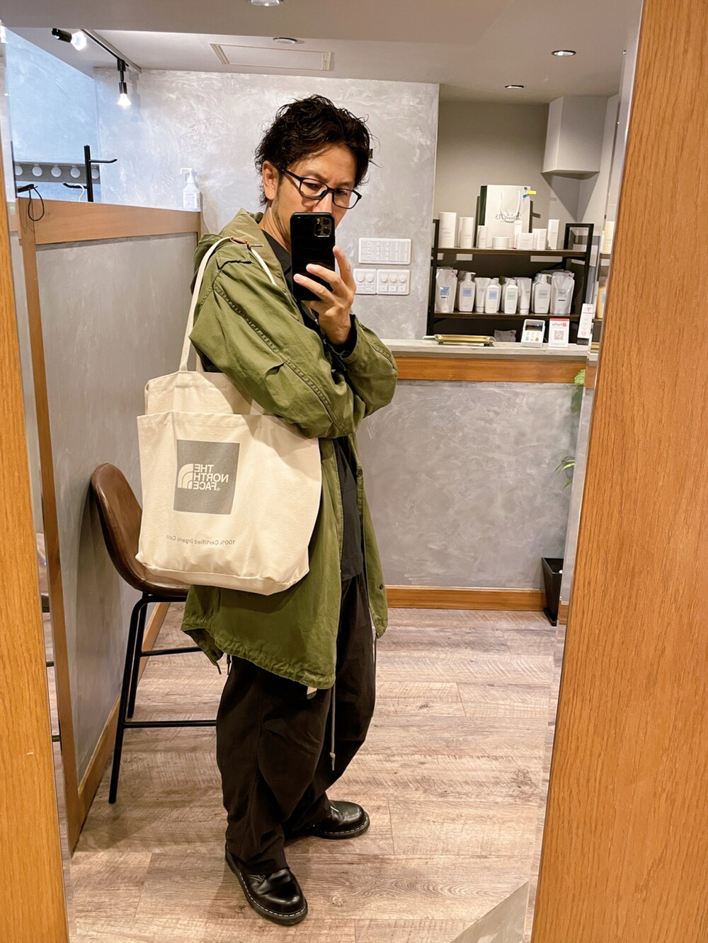 グリーン系のモッズコート、ブラック系のシャツ/ブラウス、グレー系のその他パンツを着用したメンズの秋コーディネートの2枚目の写真