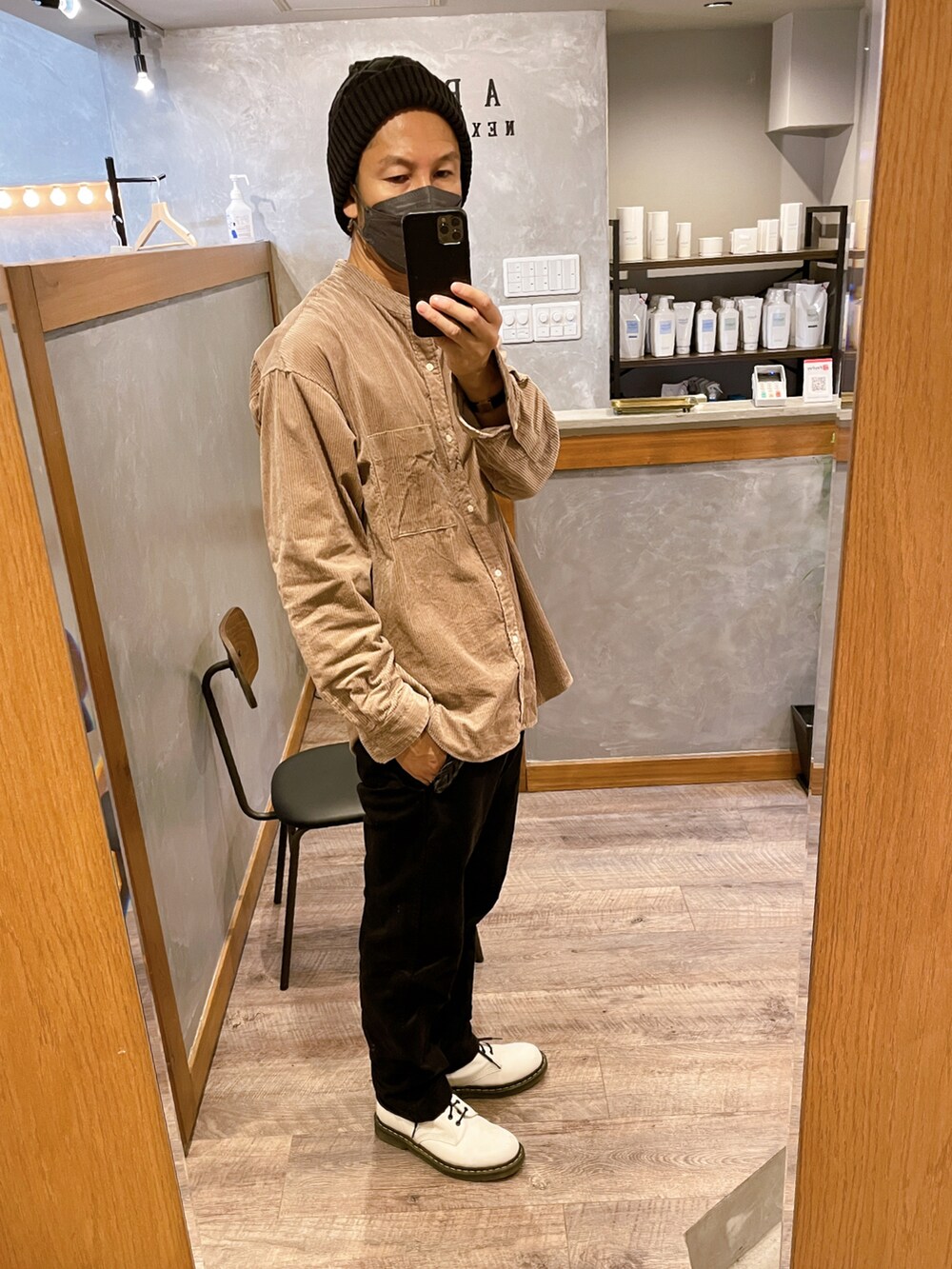 ブラック系のその他パンツ、ホワイト系のブーツ、ブラウン系のトップスを着用したメンズの秋コーディネートの4枚目の写真