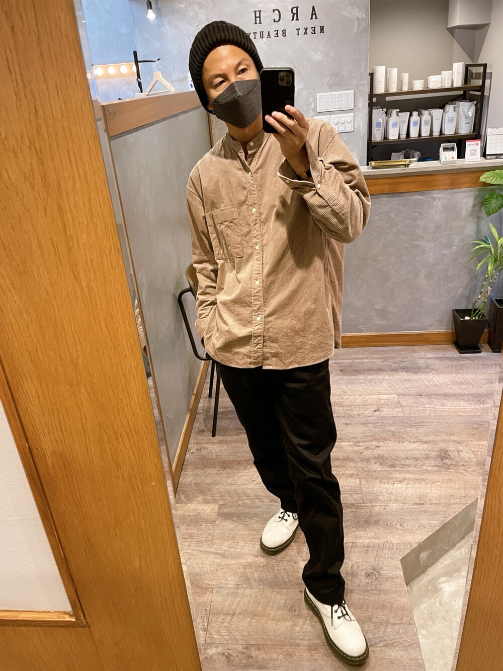 ブラック系のその他パンツ、ホワイト系のブーツ、ブラウン系のトップスを着用したメンズの秋コーディネートの3枚目の写真