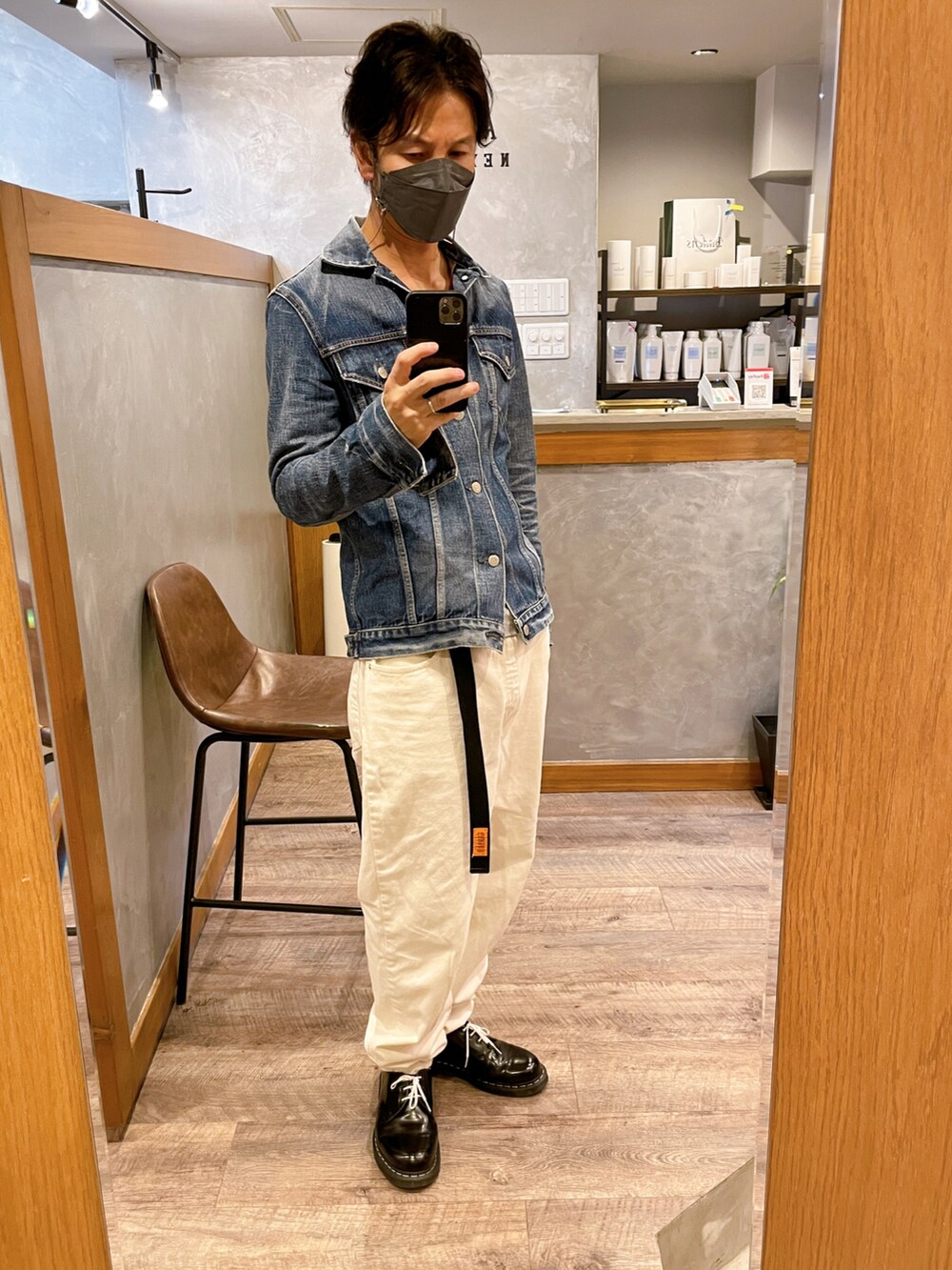 ブラック系のブーツ、ホワイト系のデニムパンツ、グリーン系のMA-1を着用したメンズの秋コーディネートの2枚目の写真