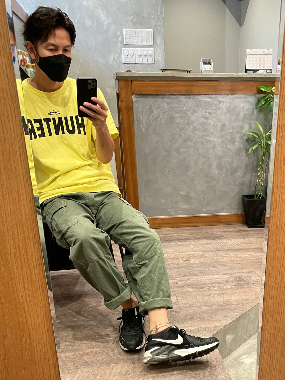 グリーン系のカーゴパンツ、ホワイト系のスニーカー、イエロー系のTシャツ/カットソーを着用したメンズの夏コーディネートの2枚目の写真