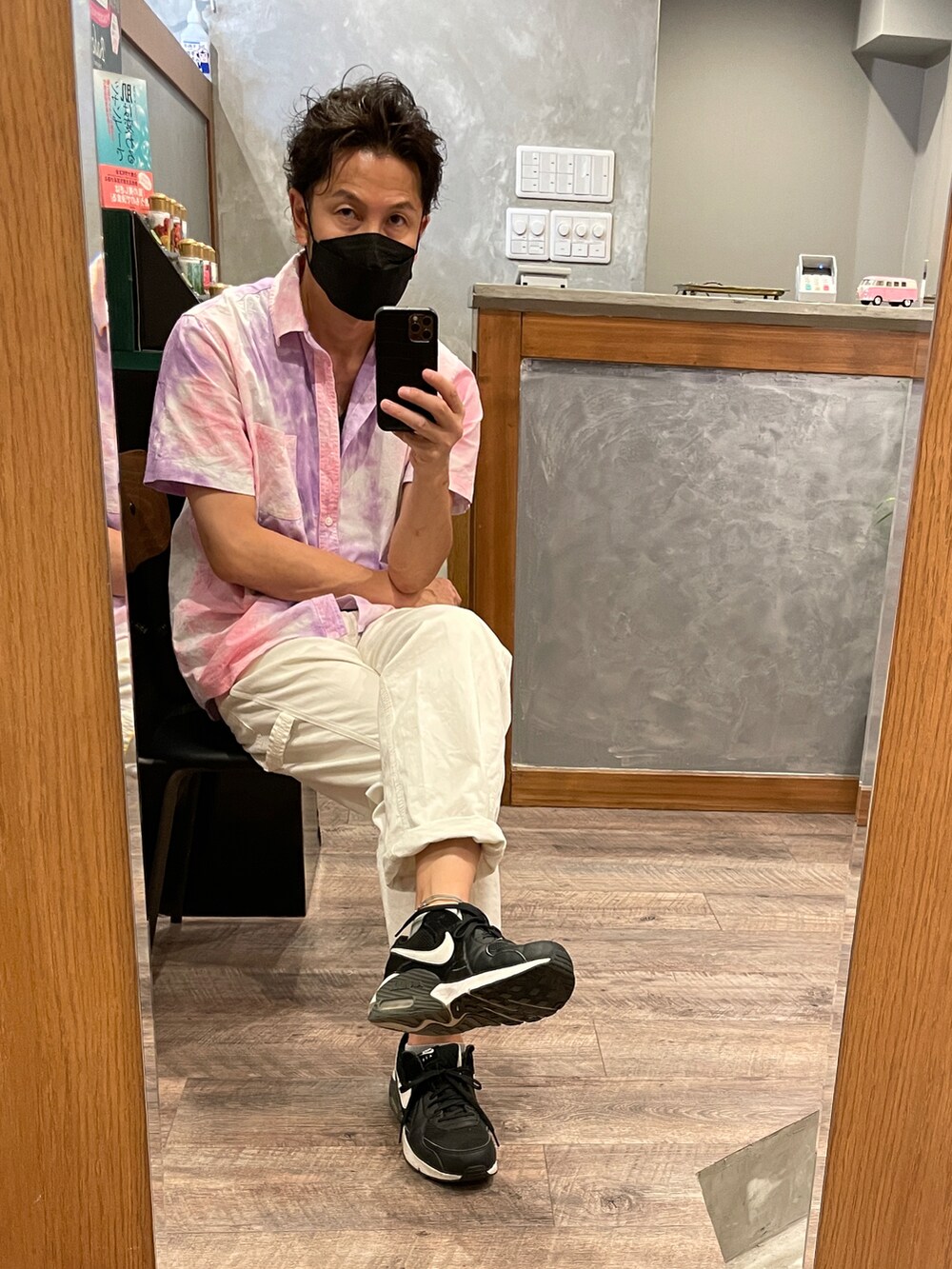 ホワイト系のデニムパンツ、ブラック系のスニーカー、その他のシャツ/ブラウスを着用したメンズの夏コーディネートの2枚目の写真