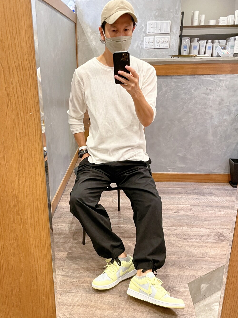 イエロー系のスニーカー、ブラック系のチノパンツ、ホワイト系のTシャツ/カットソーを着用したメンズの秋コーディネートの2枚目の写真